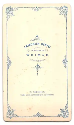 Fotografie Friedrich Hertel, Weimar, Schützengasse, Portrait junger Mann im Anzug mit heller Weste