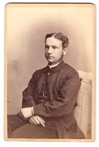 Fotografie Carl Günther, Berlin, Dorotheen-Str. 83, Portrait junger Mann im Anzug mit Locken und verschrenkten Armen