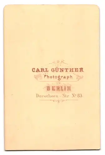 Fotografie Carl Günther, Berlin, Dorotheen-Str. 83, Portrait junger Mann im Anzug mit Locken und verschrenkten Armen