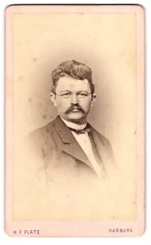 Fotografie H. F. Plate, Hamburg, Jungfernstieg 6, Portrait Herr im Anzug mit Fliege und Moustache