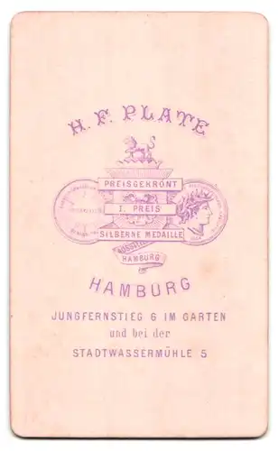 Fotografie H. F. Plate, Hamburg, Jungfernstieg 6, Portrait Herr im Anzug mit Fliege und Moustache