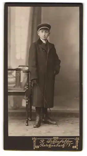 Fotografie R. Schönfelder, Reichenbach i. V., Portrait junger Knabe im Mantel mit Flanierstock und Schirmmütze