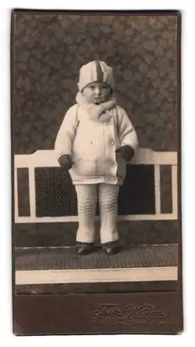 Fotografie Fritz Kluger, Geithain, Bahnhofstr. 16, Portrait niedliches Kind in Winterkleidung mit Handschuhen und Mütze