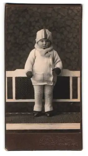 Fotografie Fritz Kluger, Geithain, Bahnhofstr. 16, Portrait kleines Kind in gestrickter Winterkleidung mit Schal