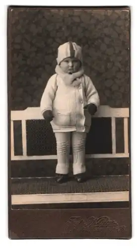 Fotografie Fritz Kluger, Geithain, Bahnhofstr. 16, Portrait niedliches Kind in gestrickter Winterkleidung mit Schal