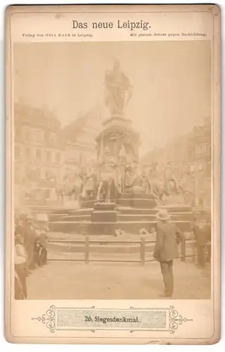 Fotografie Otto Roth, Leipzig, Ansicht Leipzig, Bürger betrachten das Siegesdenkmal