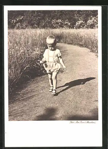 AK Max Baur: Kind läuft auf einem Feldweg