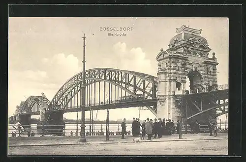 AK Düsseldorf, Rheinbrücke mit Herrengruppe