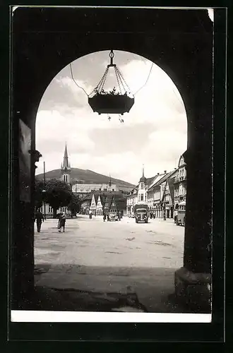 AK Hohenelbe / Vrchlabi, Tordurchblick auf den Hauptplatz