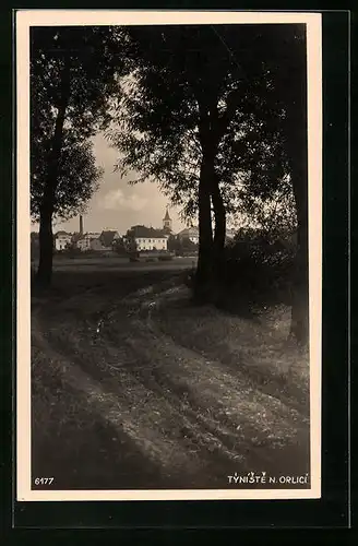 AK Tyniste n. Orl., Blick von einem Feldweg auf den Ort