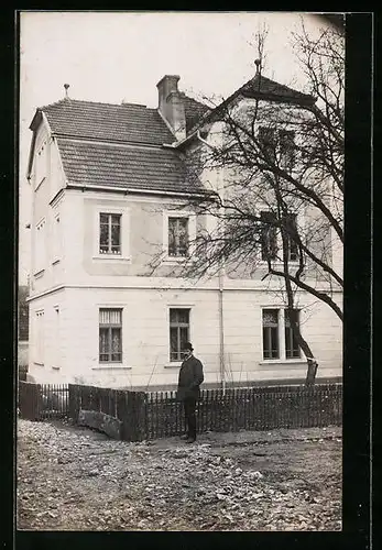 Foto-AK Ledec n. Saz., Mann vor einem Wohnhaus