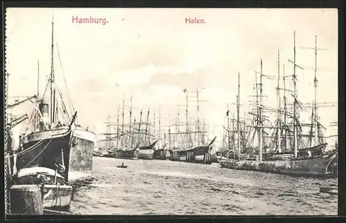 AK Hamburg, Ruderboot zwischen Segelschiffen im Hafen