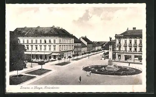 AK Znaim a. d. Thaya, Strassenpartie mit Denkmal