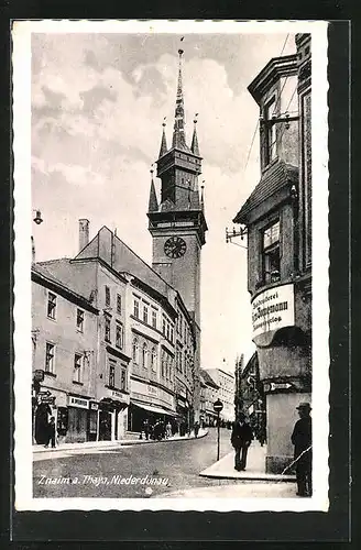 AK Znaim a. d. Thaya, Strassenpartie mit Uhrenturm