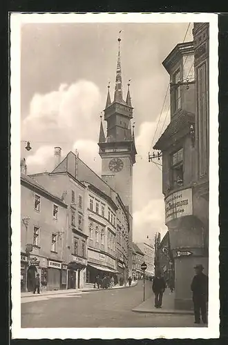 AK Znaim a. d. Thaya, Strassenpartie mit Rathausturm