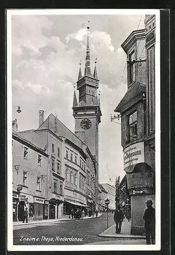 AK Znaim a. d. Thaya, Strassenpartie mit Geschäften und Turm