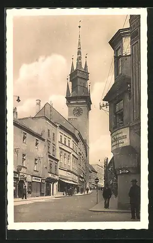 AK Znaim a. d. Thaya, Strassenpartie mit Rathausturm