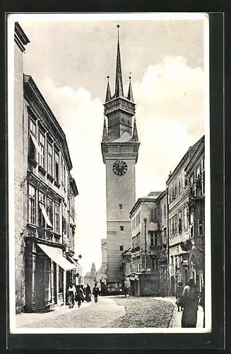 AK Znaim, Strasse Füttergasse mit Rathausturm