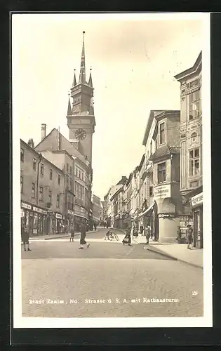 AK Znaim /Nd., Strasse d. S. A. mit Rathausturm