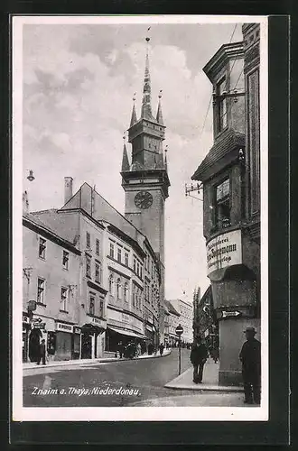 AK Znaim a. Thaya /Niederdonau, Strassenpartie mit Rathausturm