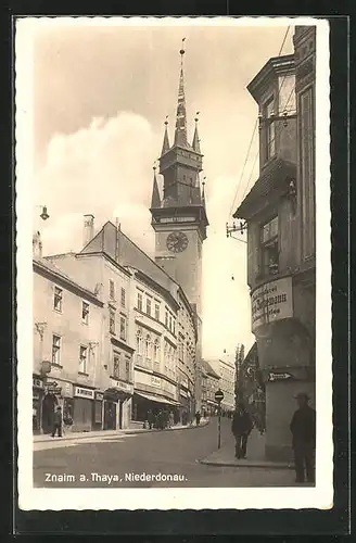 AK Znaim a. Thaya /Niederdonau, Strassenpartie mit Rathausturm