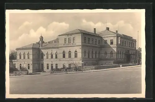 AK Znaim a. Thaya /Niederdonau, Strassenpartie mit Hotel