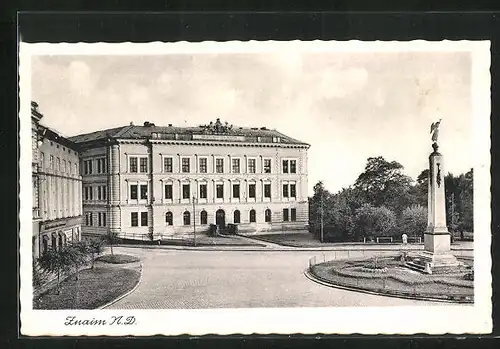 AK Znaim /N.-D., Strassenpartie mit Oberschule für Jungen u. Denkmal