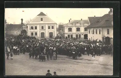 Foto-AK Luze, Namesti, Menschenmenge lauscht Redner