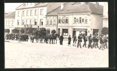 Foto-AK Skutec, Trauerzug vor Hotel