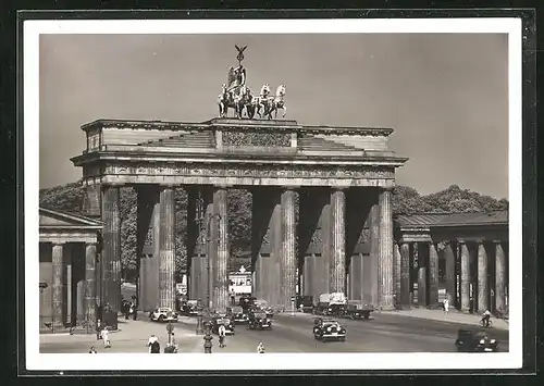 AK Berlin, Brandenburger Tor mit Strassenverkehr