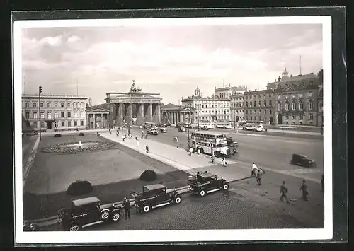 AK Berlin, Strassenverkehr am Brandenburger Tor