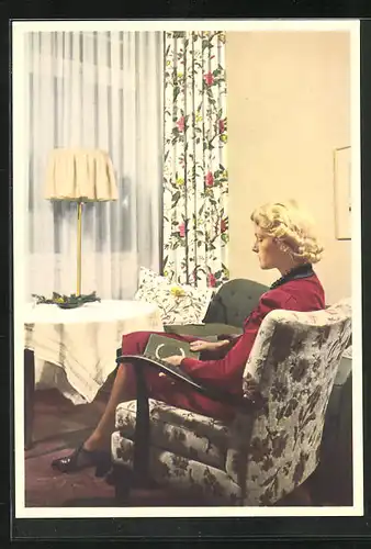 AK Frau im roten Kleid im Sessel, Reklame für Indanthren