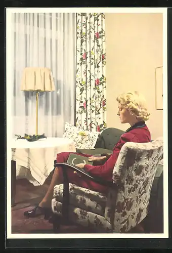 AK Frau im roten Kleid im Sessel, Reklame für Indanthren