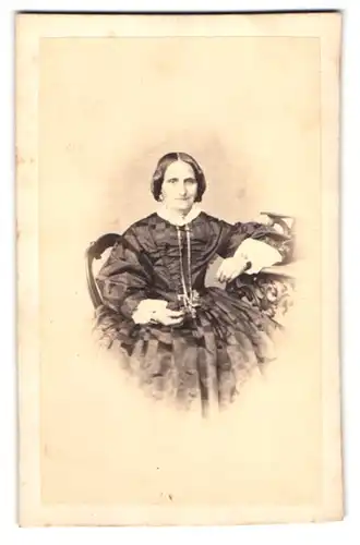 Fotografie C. Breuer, Solingen, Kasernenstrasse 565, Portrait bürgerliche Dame im Kleid