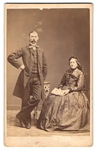 Fotografie Chr. Wismer, Helsingör, Stengaden 408, Portrait bürgerliches Paar in hübscher Kleidung mit Buch
