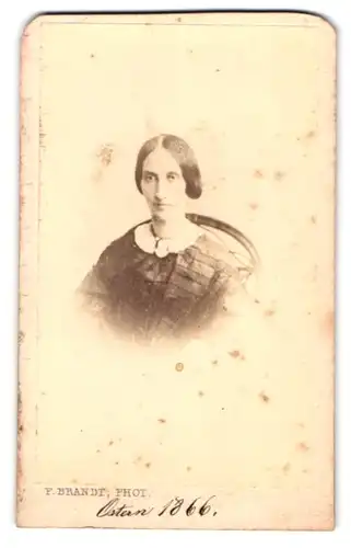 Fotografie F. Brandt, Flensburg, Portrait junge Dame mit Kragenbrosche