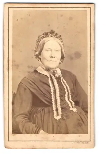 Fotografie C. J. Ophoven, Lippstadt, Portrait ältere Dame im Kleid mit Haube