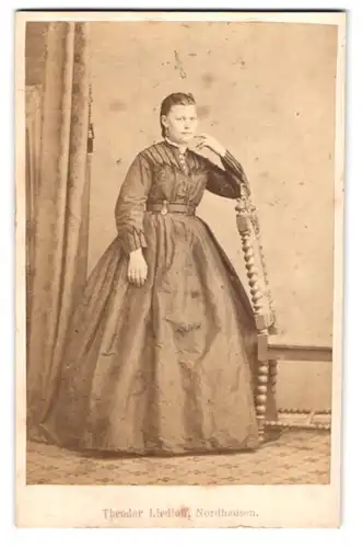 Fotografie Theodor Liedloff, Nordhausen, Portrait junge Dame im Kleid