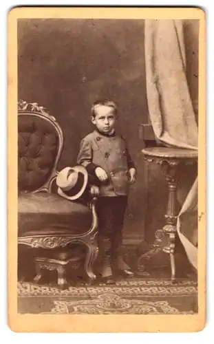 Fotografie F. Maesser, Wernigerode, Portrait kleiner Junge in modischer Kleidung