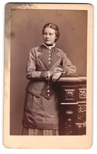 Fotografie L. Belitski, Nordhausen, Portrait junge Dame in modischer Kleidung