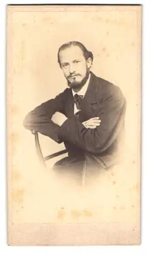 Fotografie L. Schmidt, Gotha, Portrait modisch gekleideter Herr mit verschränkten Armen