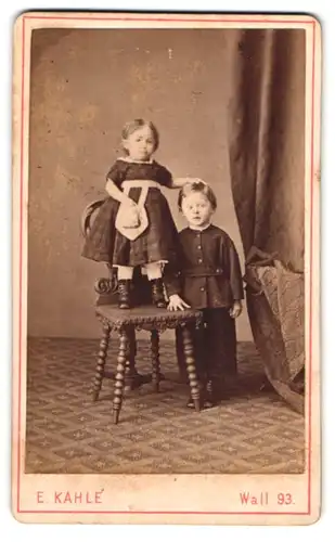Fotografie E. Kahle, Bremen, Abbentorswall 93, Portrait Kinderpaar in modischer Kleidung