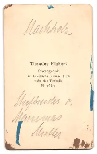 Fotografie Theodor Pinkert, Berlin, Gr. Friedrichs Strasse 112 b, Portrait modisch gekleideter Herr mit Zylinderhut