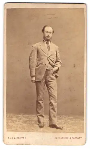 Fotografie J. & L. Allgeyer, Karlsruhe, Portrait junger Herr im Anzug mit Krawatte