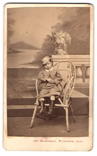 Fotografie Carl Borntraeger, Wiesbaden, Wilhelmsallee, Portrait kleiner Junge in modischer Kleidung