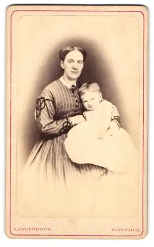 Fotografie S. Steenbock, Rostock, Kossfelder-Strasse 7, Portrait bürgerliche Dame mit Kleinkind im Arm