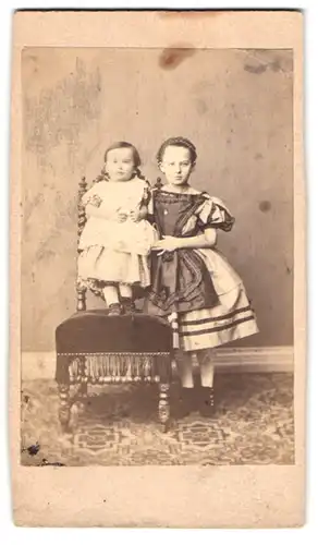 Fotografie unbekannter Fotograf und Ort, Portrait junges Mädchen im Kleid mit Schwesterchen