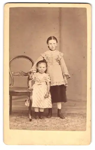 Fotografie J. E. Elfeldt, Erfurt, Gartenstrasse 70, Portrait Mädchen mit Schwesterchen in hübscher Kleidung