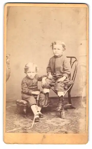 Fotografie Adolf Froelich, Nördlingen, Portrait zwei modisch gekleidete Jungen mit Peitsche