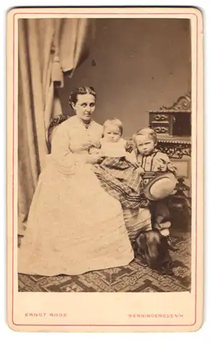 Fotografie Ernst Rose, Mühlenthal / Harz, Portrait bürgerliche Dame mit Kleinkind und Jungen